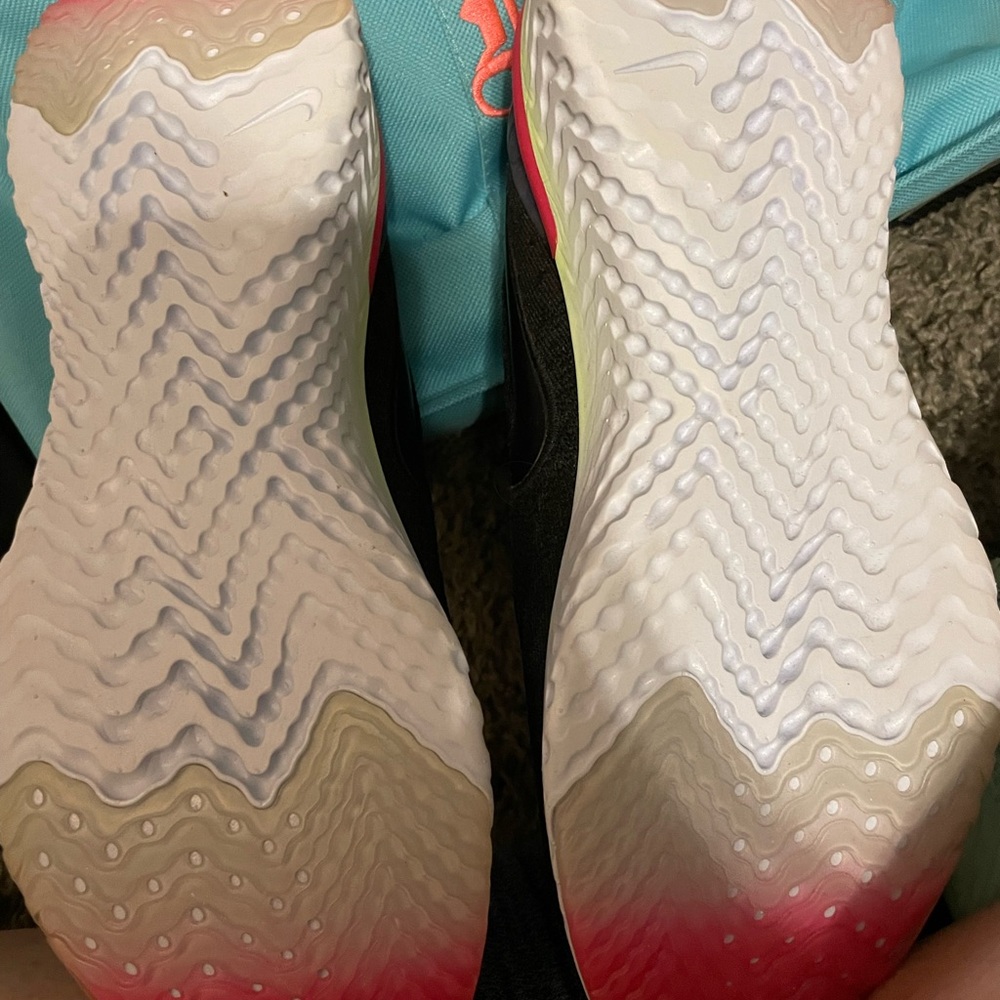 Nike Epic React Flyknit Men’s 8, Women’s 9.5 - Picture 4 of 5